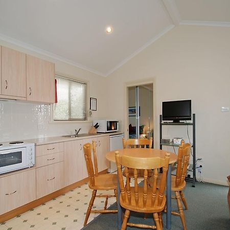 Triabunna Cabin & Caravan Park Buitenkant foto